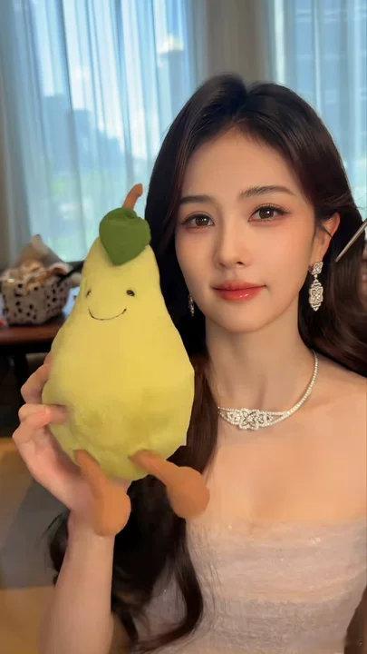 金鹤龙给白鹿化的灵鹿叶璃妆今天莫离追剧团上金鹤龙老师给白鹿化的灵鹿叶璃妆好美！此
