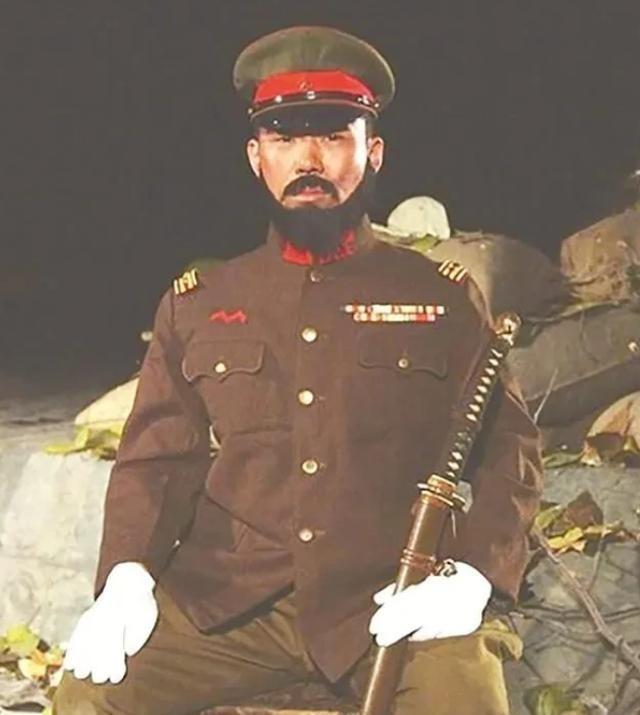 1938年，一位中国老兵发现对面日军阵地上，有个东西一闪一闪的，老兵毫不迟疑，对