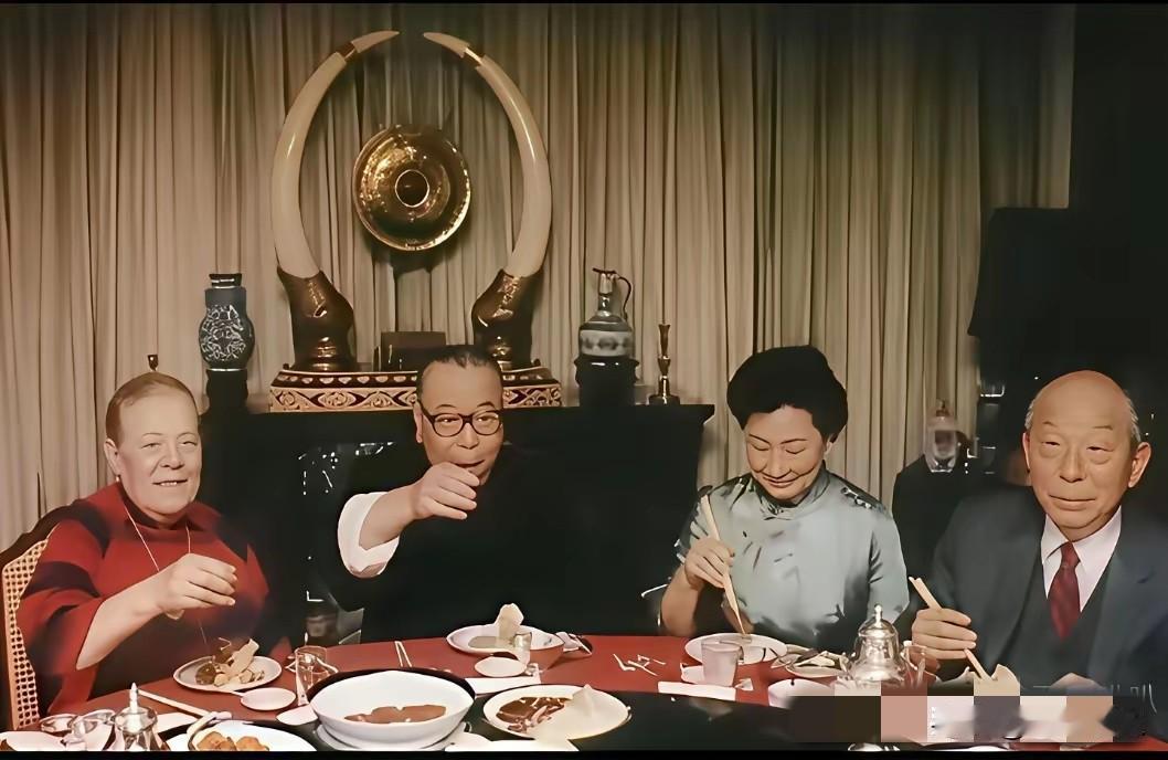 1985年，蒋经国举办金婚宴，邀请了84岁的张学良和赵一荻，刚结束数十年软禁生涯