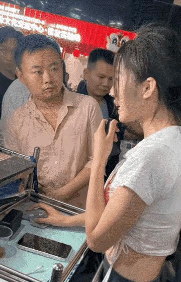 做直播，真的要脸皮厚，不然看到大哥这眼神，早吓死了，你看这大哥直勾勾的眼神，好像