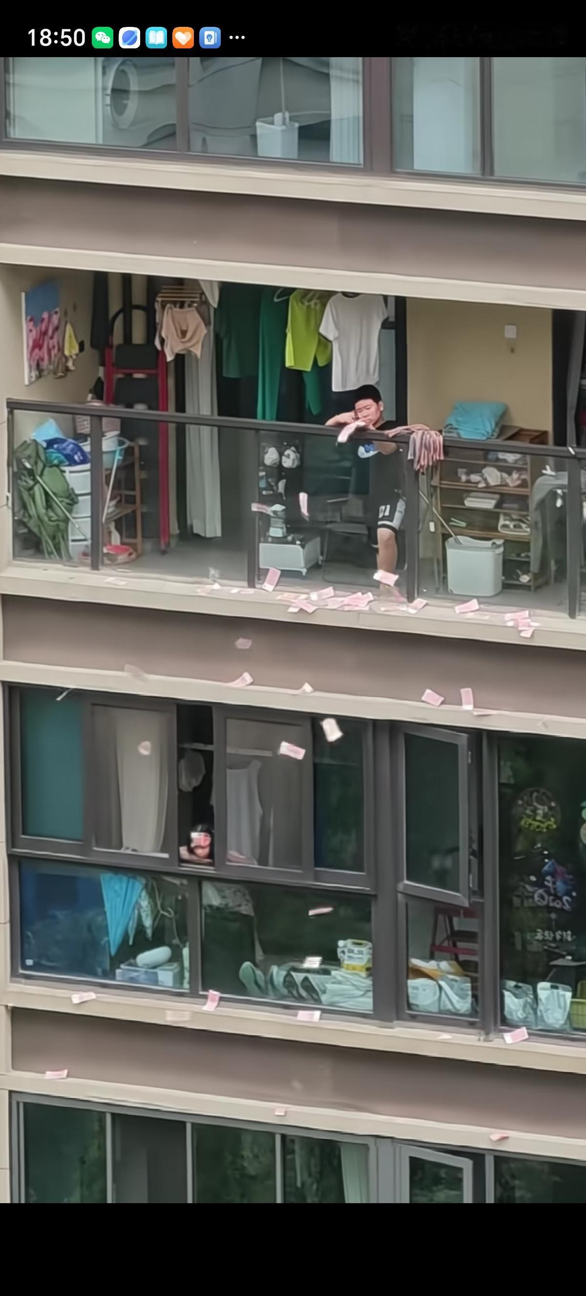 一个小男孩觉得生活太无趣了，所以翻出了家里的一捆厚厚的人民币，顺着窗户一张一张像
