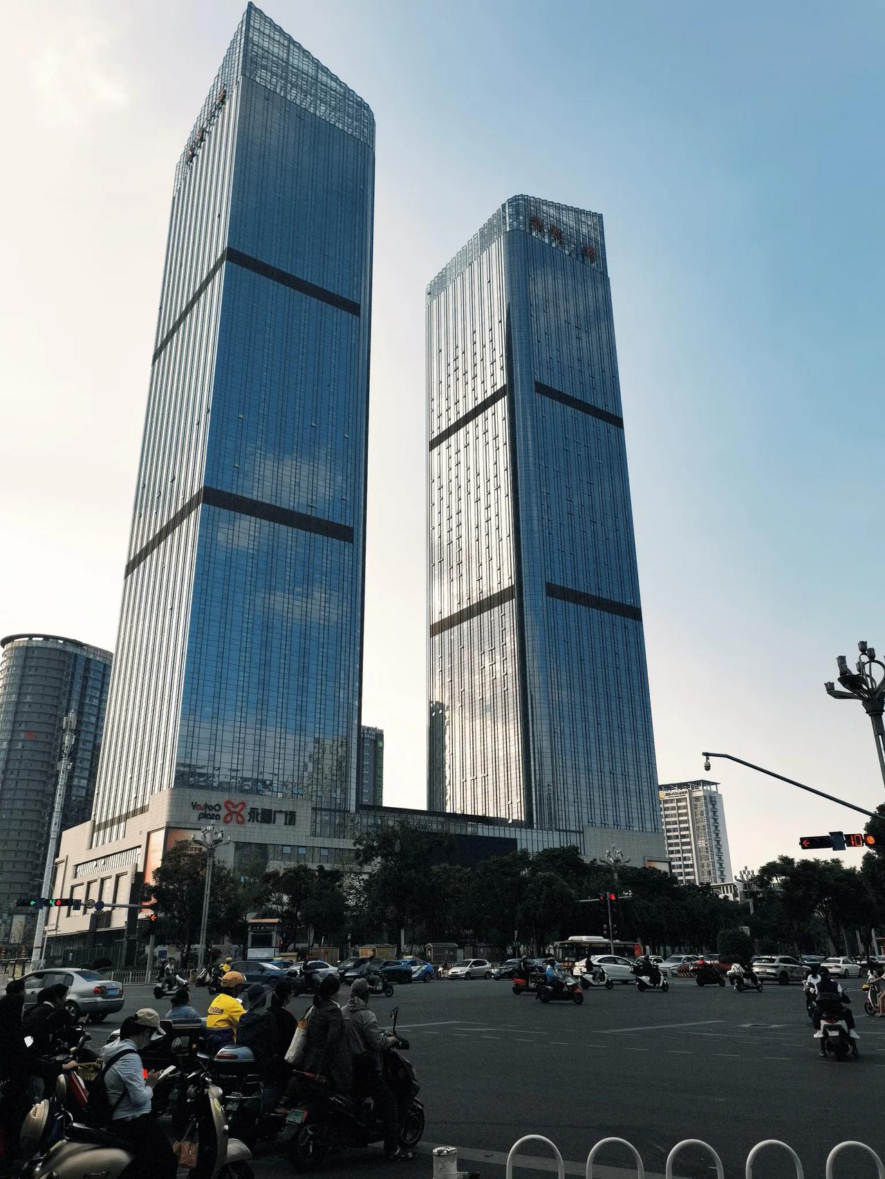 昆明北部北市区北京路上，地铁口附近这个双子塔（等高的）还有购物中心的，封顶两年了