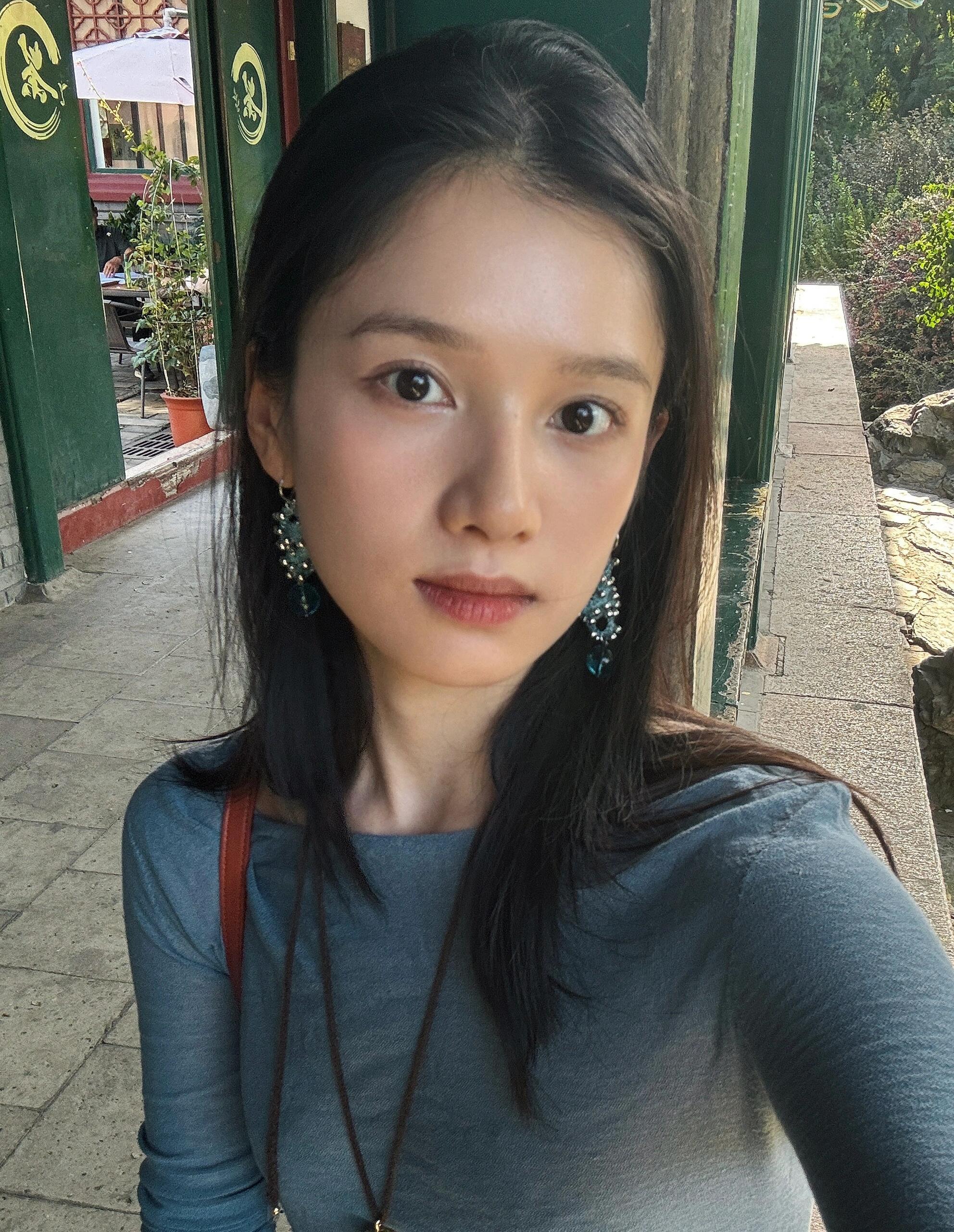 素到不需要刻意打白的皮肤都好美！！蓝色的搭配好美！她真的好素好有生命力 ​​​