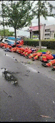 看着心疼！抗洪消防员累到就地席地而睡
 网上一段画面戳中无数网友的心，暴雨洪涝救