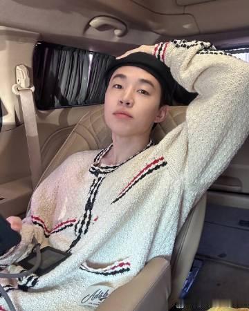 刘宪华 年度海外最佳唱作人   今晚的音乐盛典上，刘宪华的表现非常出色。他不仅唱