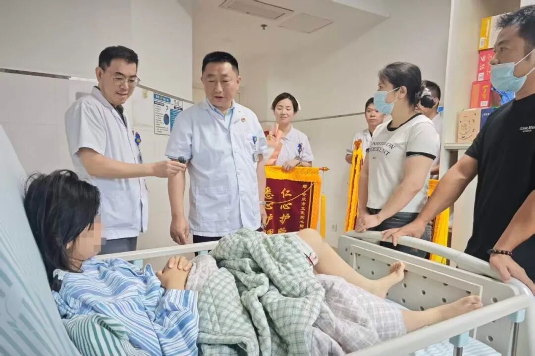 【跑赢死神！#14岁女孩车祸重伤两次心脏停跳#】#14岁女孩心脏破裂医护17天接