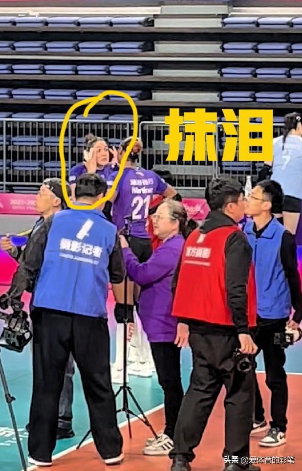 赛后娜塔莉亚也哭了[笑哭]，她边拆胶布，边抹眼泪，马丁内斯又是安慰，又是抱她，这