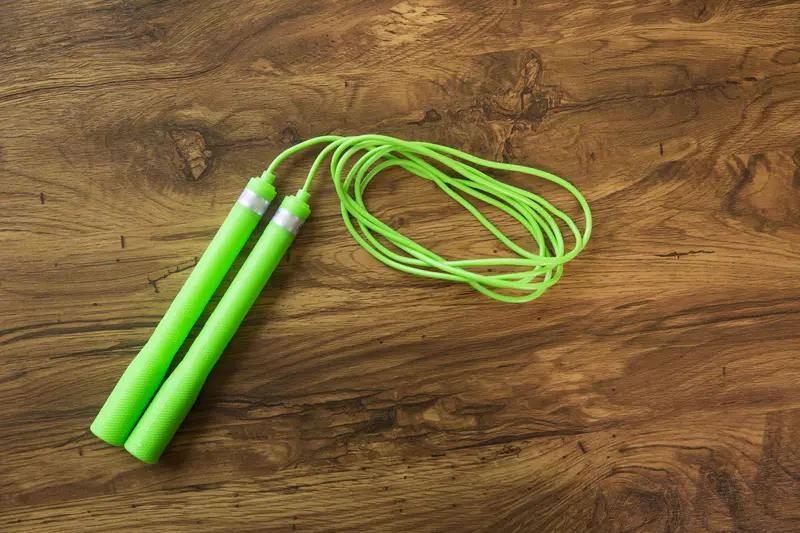 杭州有一名17岁男生，为了寻求刺激，竟将跳绳塞入尿道。结果绳子在膀胱处打结，导致