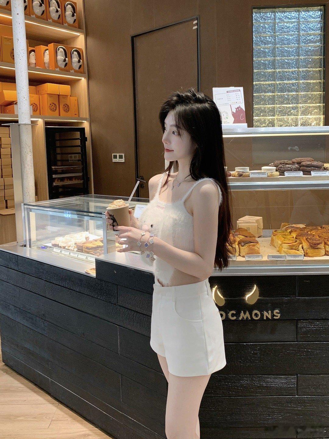 不劝你 只在你跌落时稳住你 ​​​