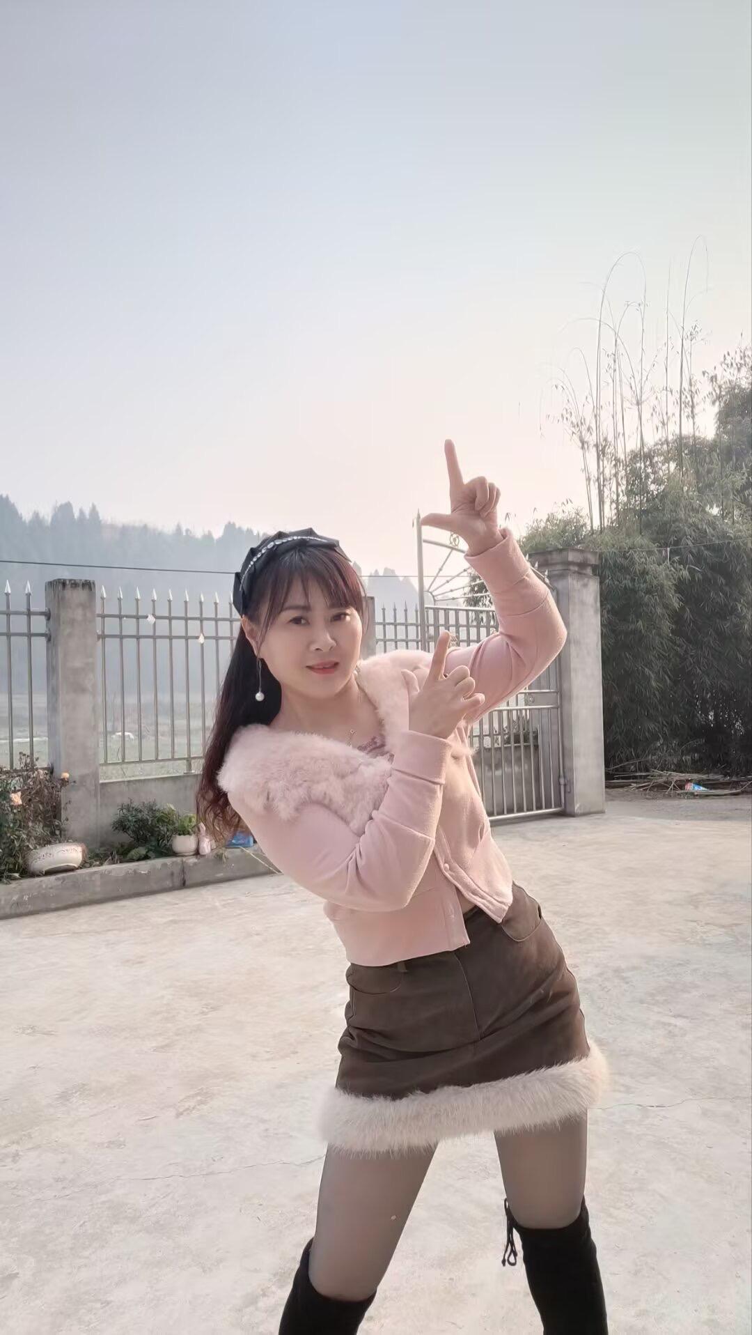 喜欢你的人的眼里  无论你什么样  都是最好  说不清哪里好  但就是...