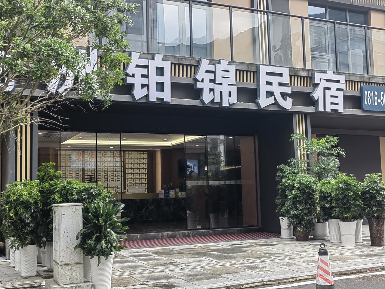 县城里，又新开了几家高档大酒店，一家比一家高档，一家比一家豪华，一家比一家昂贵。
