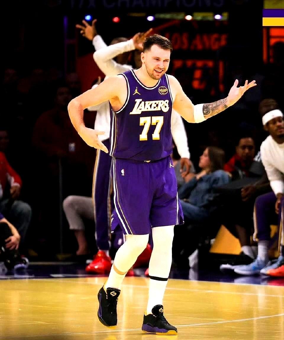 今天的NBA杯赛，湖人队以135-118大胜快船队。
湖人队NBA杯三战全胜排名