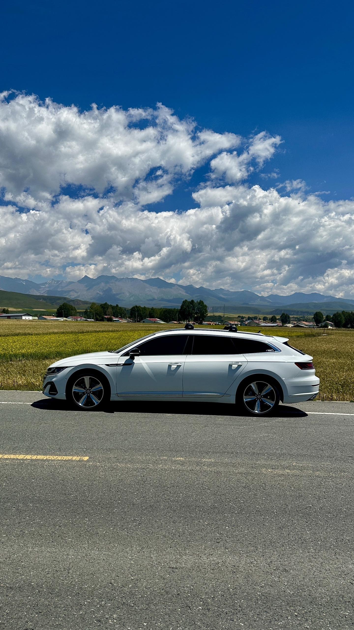 大众CC旅行版。那句话怎么说来着？天上飞机最快地上CC最帅？