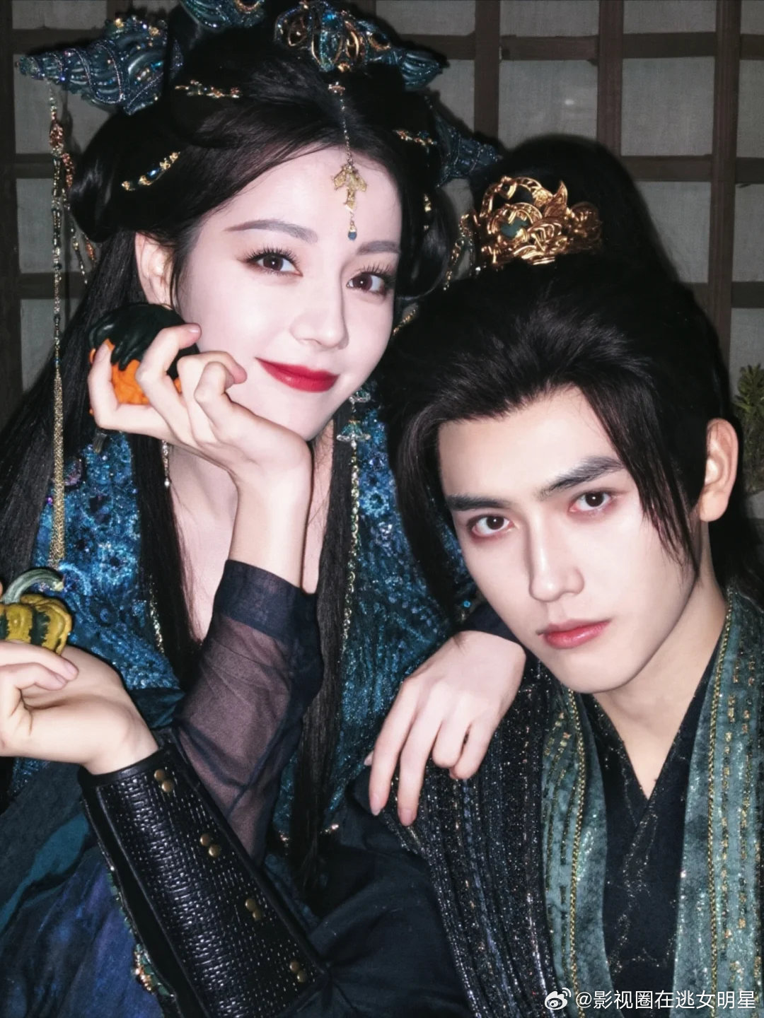 迪丽热巴陈飞宇坟围感 贺思慕有22个前任笑，别人约会去公园，思胥万千去墓园。迪丽