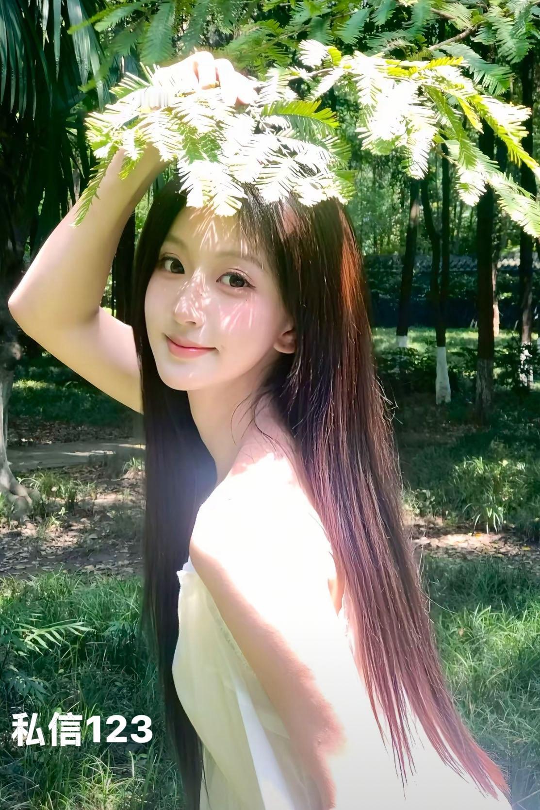 阳光下少女与花束的画面，光是想象便觉温柔。梦幻少女手持花束，模样温婉如水，仿佛能