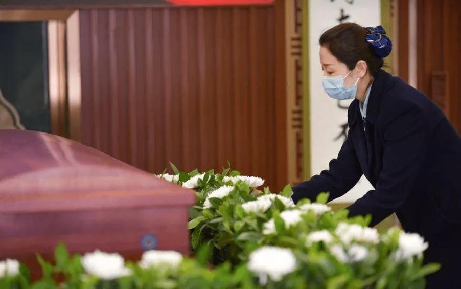 殡葬行业有多暴利？

让我们看组数据，我国死亡人数保持着稳定增长的态势，每年的死