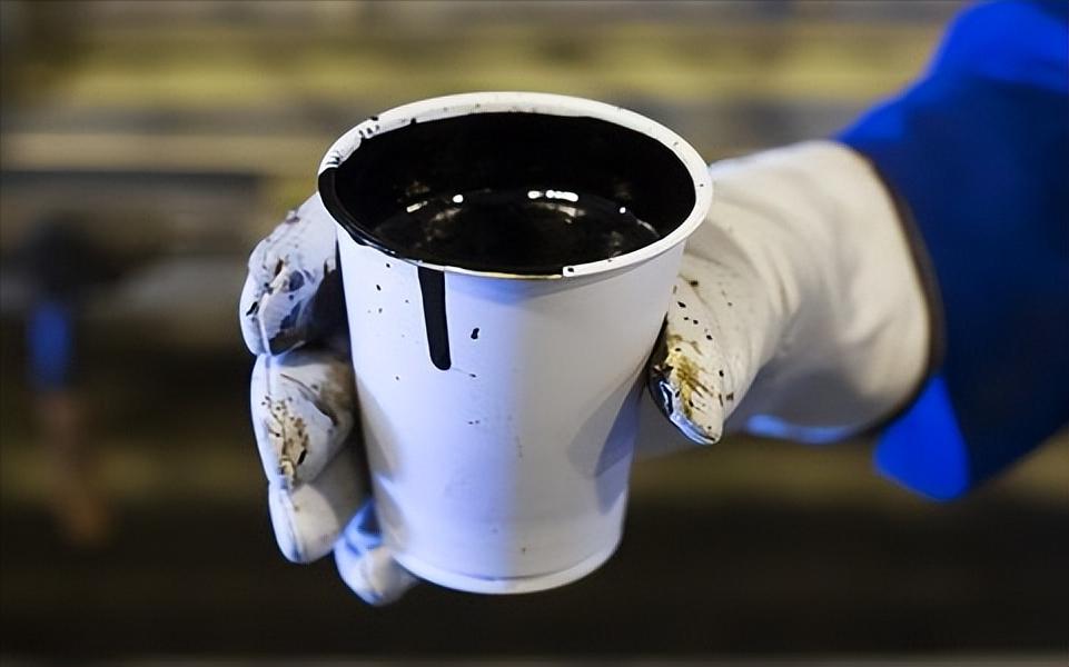 一吨原油送进炼油厂，可以提炼出300公斤汽油、400公斤柴油、50公斤煤油，剩下