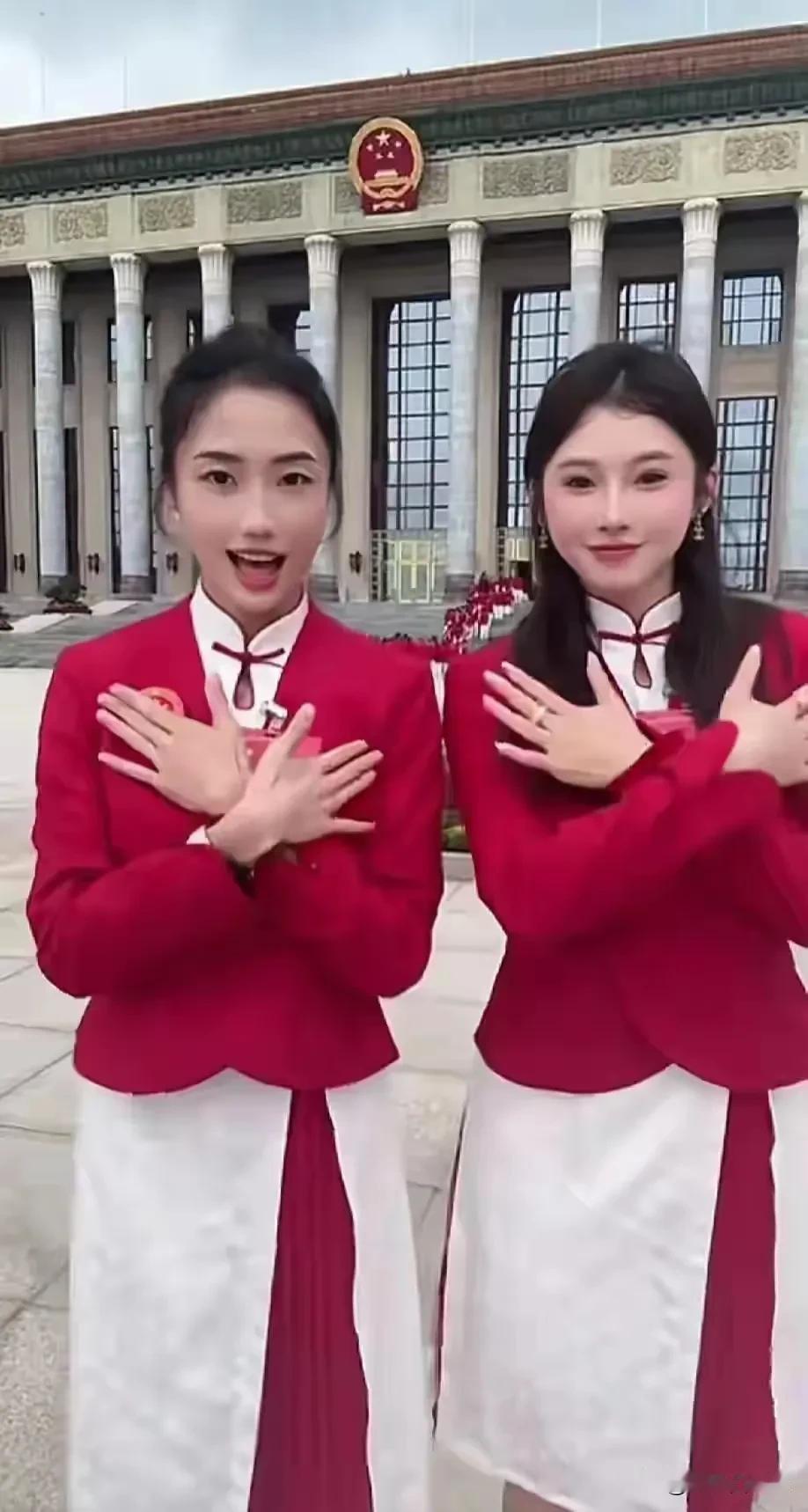 照片中这两个女人，算是中国奥运代表团的颜值担当了吧，这身礼服看起来真好看，而她们