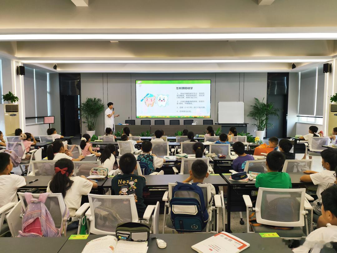 宁波假日学校上演十五年爱的循环在宁波北仑大碶街道横河工业社区，有一间 “四海之家