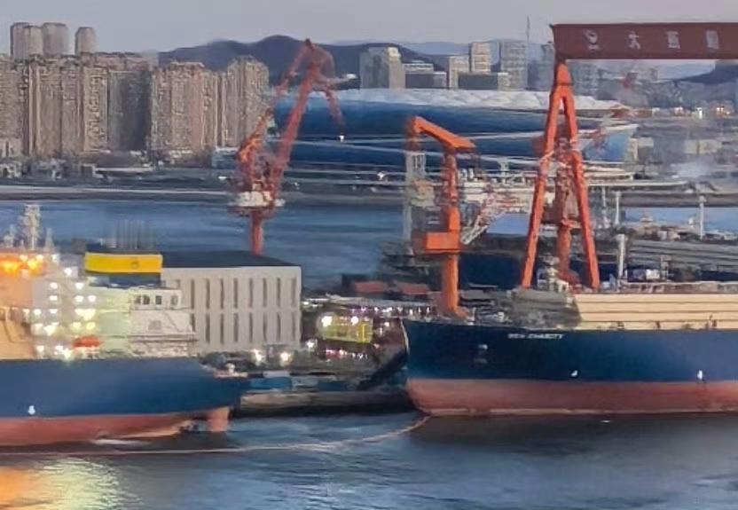 004新侧视图，已上飞行甲板 [酷]

这是早上6点拍的，真是三班倒、通宵达旦的