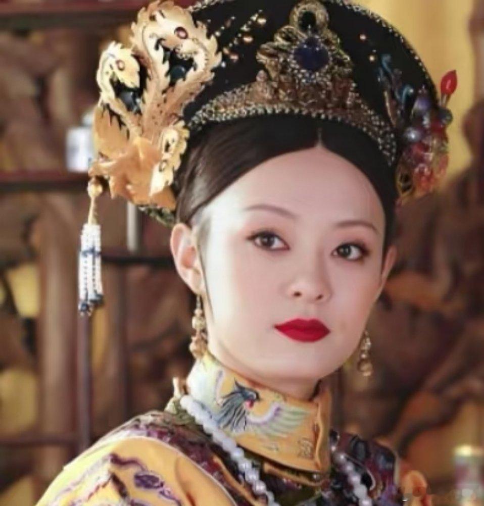 甄嬛初为人母，满心喜悦与期待，却在华妃的虐待下痛失孩子。那一刻，她如普通母亲般悲