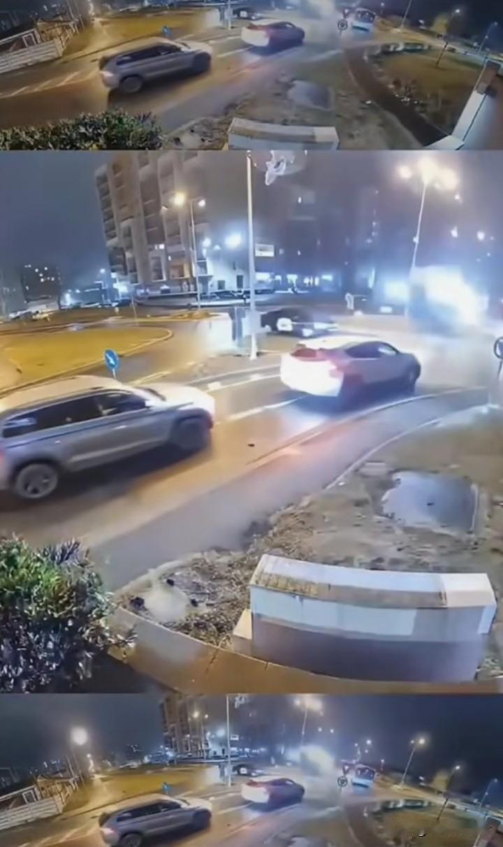 太牛逼了，空中飞车。幸好飞起来了，不然那两辆车就遭殃了