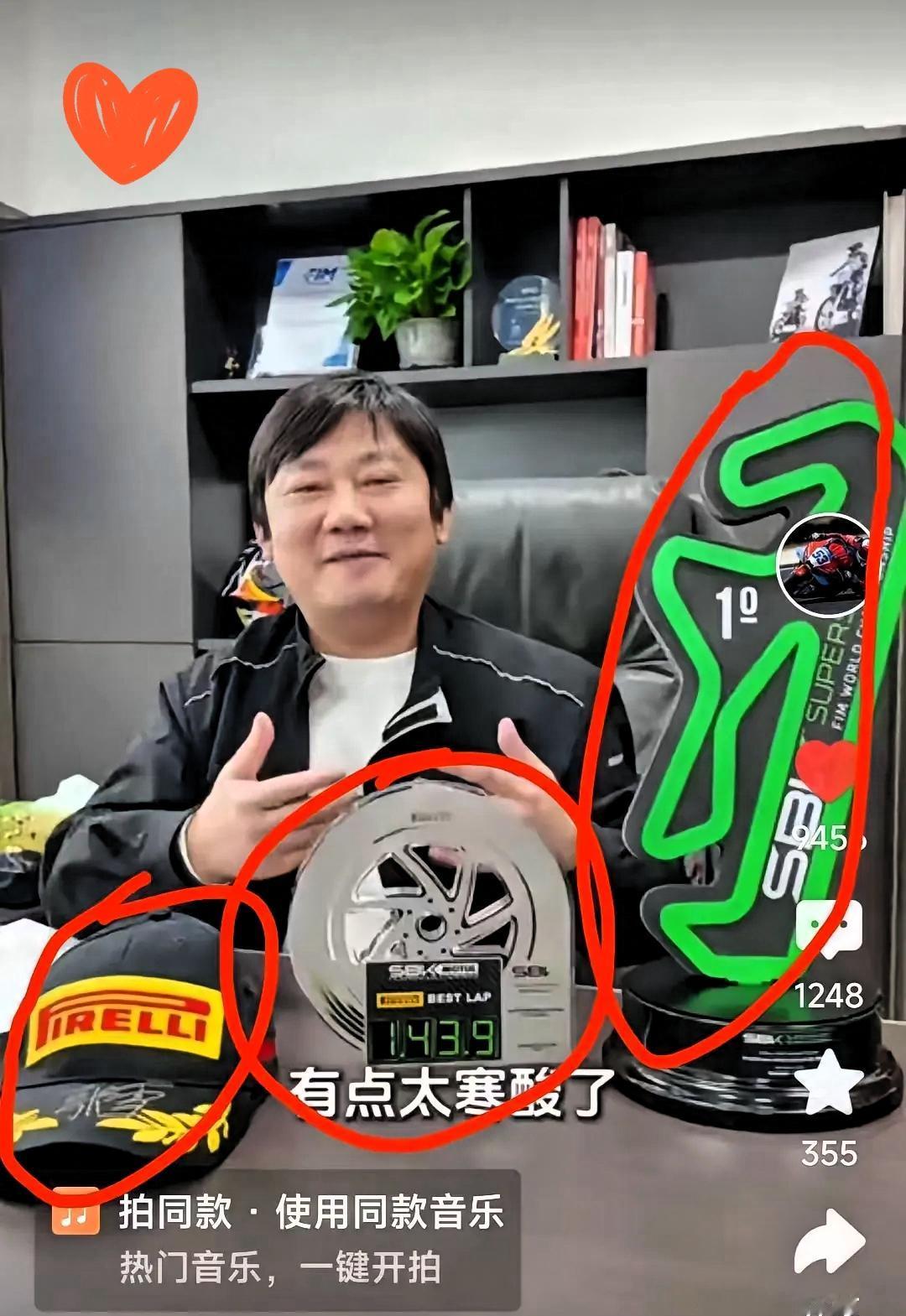 张雪咬咬牙这次真豁出去了，本来只拍冠军复刻赛车，后来觉得单单就一台赛车似乎卖不上