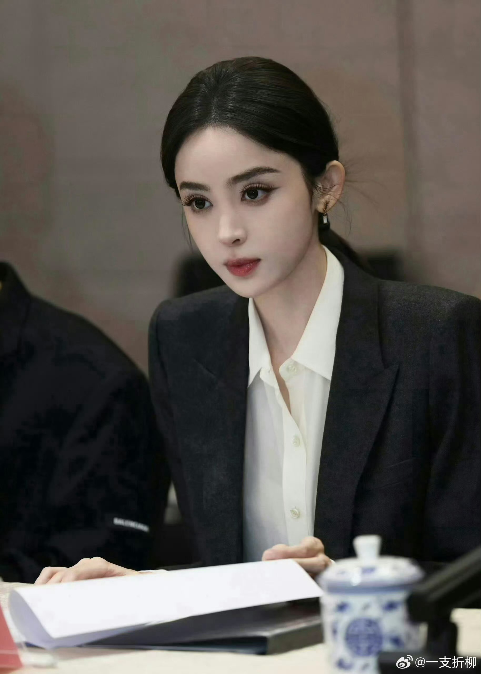 娜扎登人民艺术家杂志娜扎要登上人民艺术家杂志封面了！ 