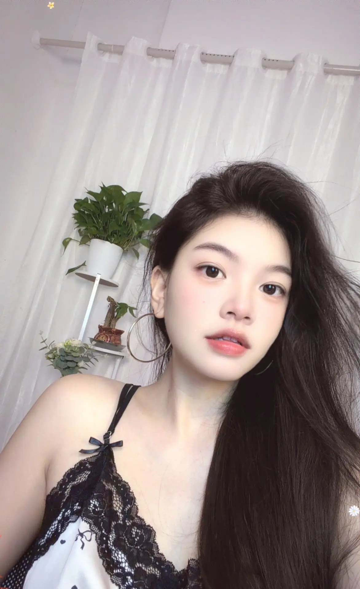 世界上有两个我，一个沉默不语成熟稳重，一个叽叽喳喳幼稚至极，成熟是给外...