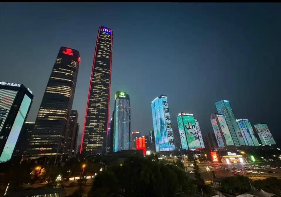 9城城建碾压贵阳！数据揭秘中国基建第一梯队

近日，一份基于交通网络、城市更新、