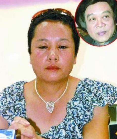 2004年，“赵忠祥数几年时间里一直和我保持着不正当关系，并且把我折磨的满身疾病