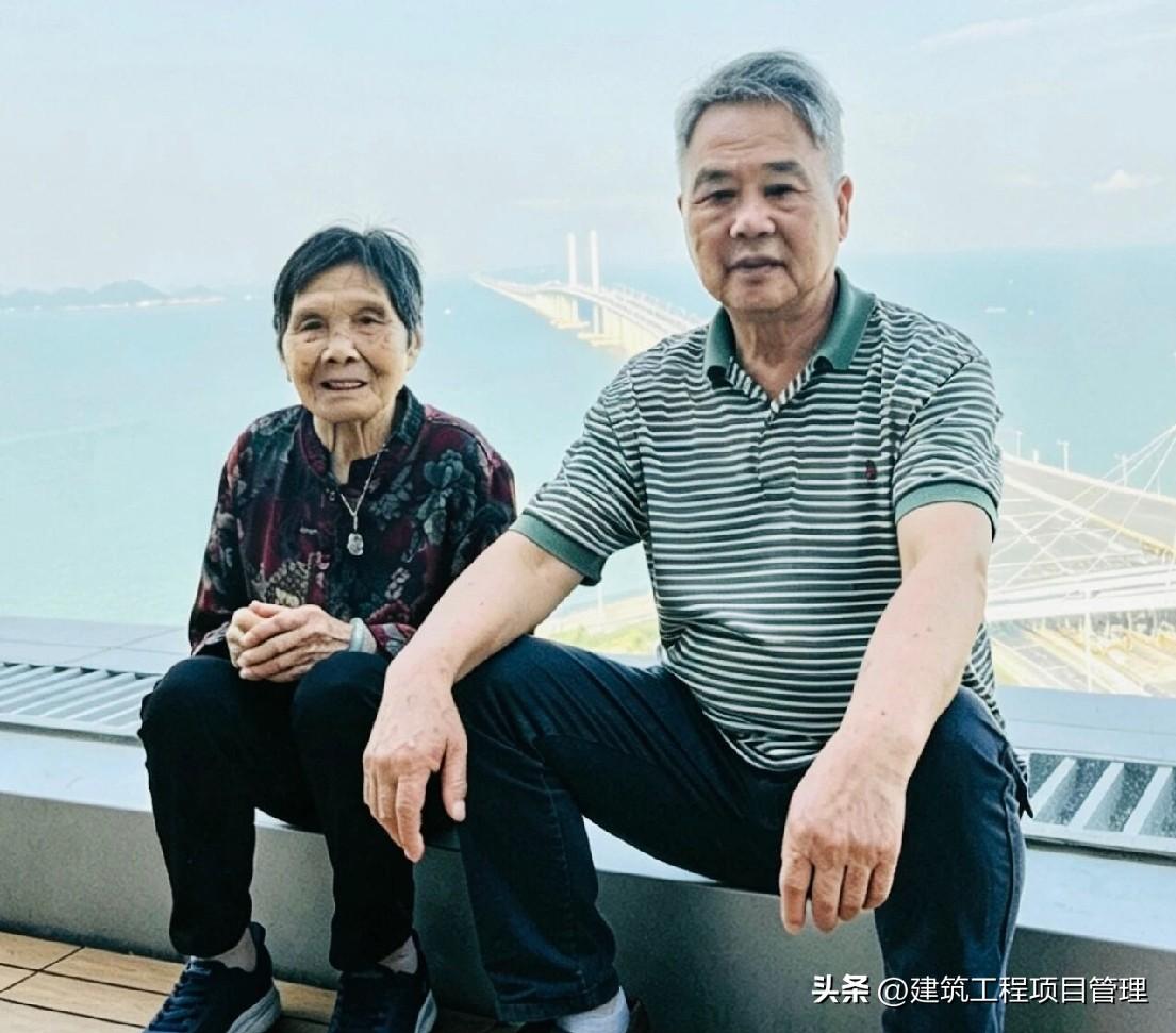 73岁的女婿在海边陪96岁的岳母观海聊天的照片发到网上一时间走红了。有网友评论说