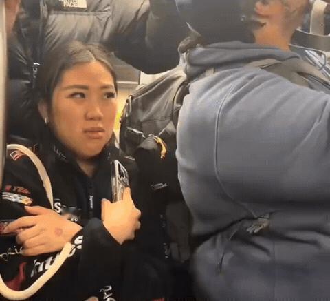 纽约地铁上的亚裔妹子噤若寒蝉……