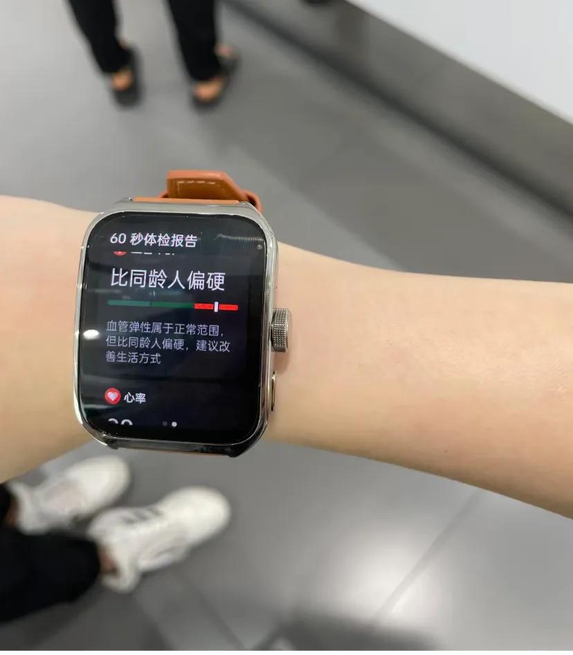 昨晚测得尊嘟假嘟?
体验OPPO新产品，啥呢原理感觉带手上挺好看的，有无推荐
运