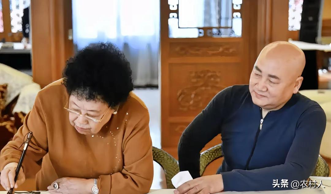 迟重瑞太憋屈了，和陈丽华在一起生活大气都不敢喘。感觉不像两口子，像上下级的关系。