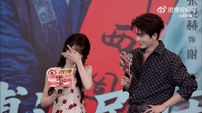 田曦薇演我看强制爱我磕cp就田曦薇这样手挡脸根本是摆设，眼神早溜出去八百回了。田