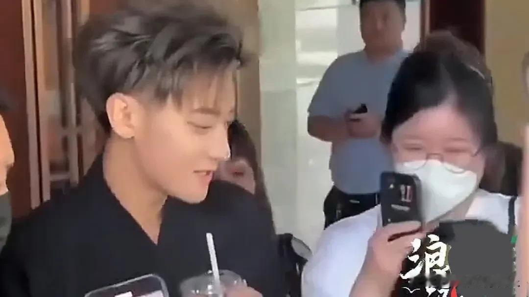 黄子韬在直播中豪掷千金，送出30辆汽车作为粉丝福利，瞬间引爆全网！千万粉丝涌入直