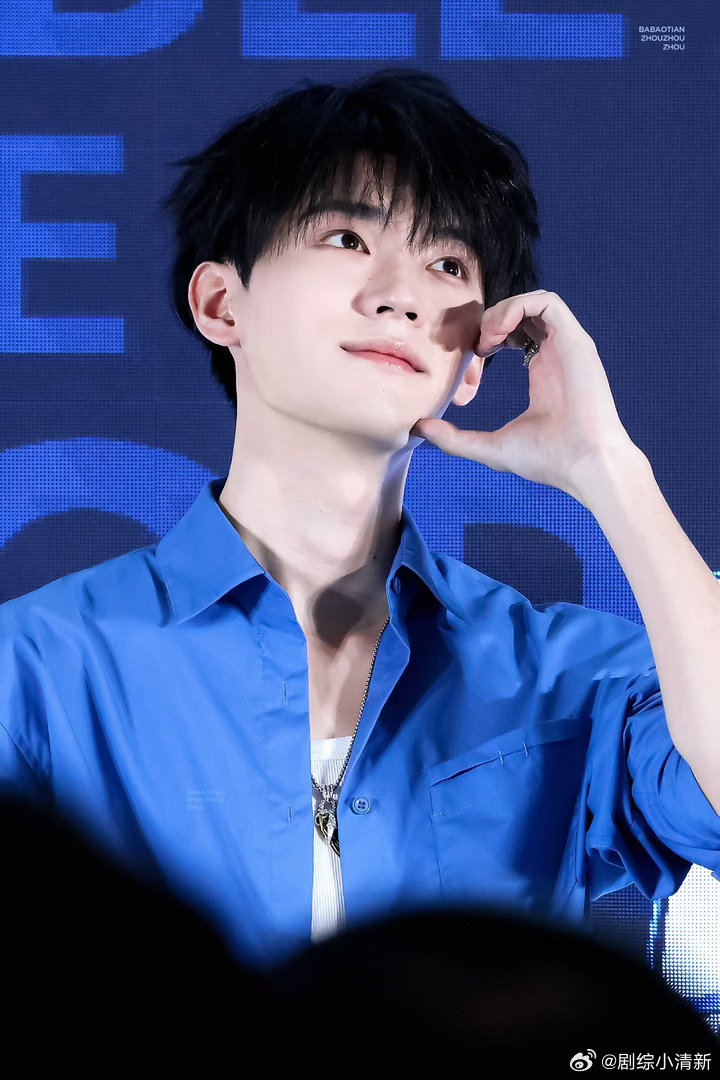 周翊然重庆同款打卡地 湖广会馆的青砖墙，皇冠大扶梯的长阶梯，长颈鹿梭梭滩的童趣，