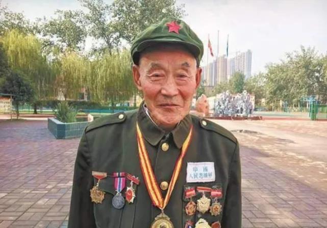 在那片被岁月温柔以待又偶尔刻下风霜的河北小村庄里，流传着一段关于忠诚与救赎的感人