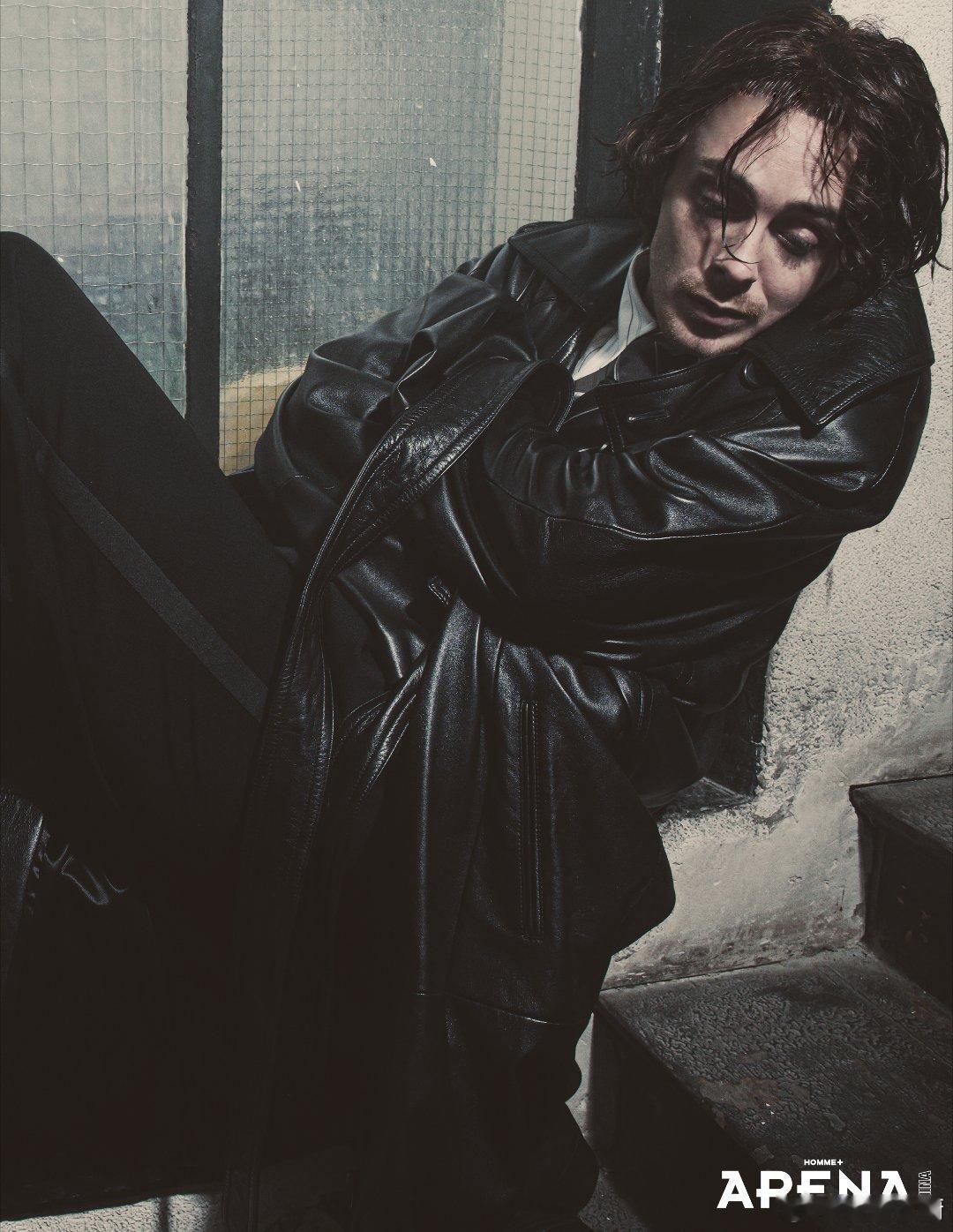 复古与摩登的碰撞，经典永不过时。西装革履间，尽显优雅魅力。