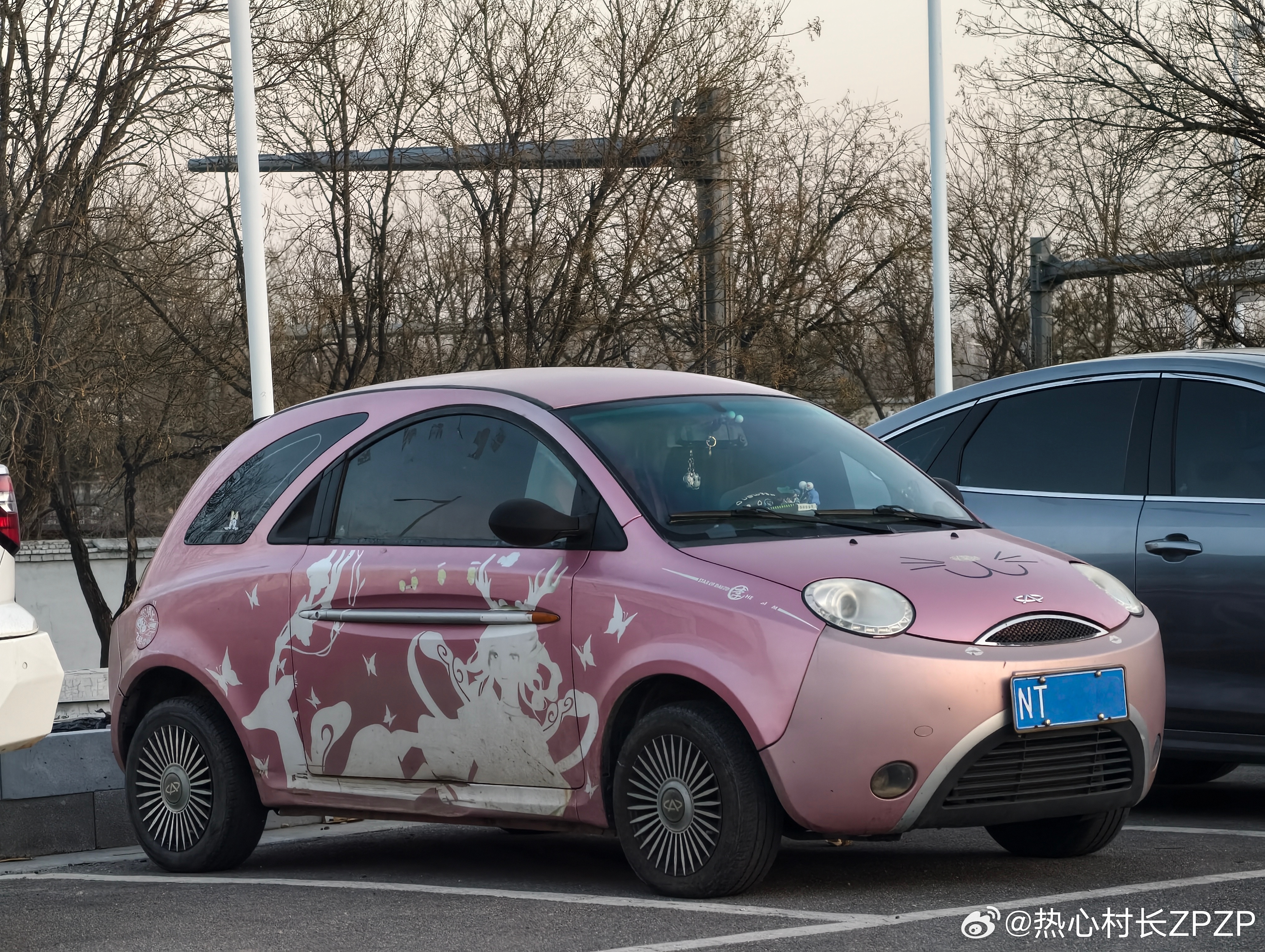 看，打野一台QQ me 远看在前进近看在倒车这车得有15年往上了吧大v聊车 北京