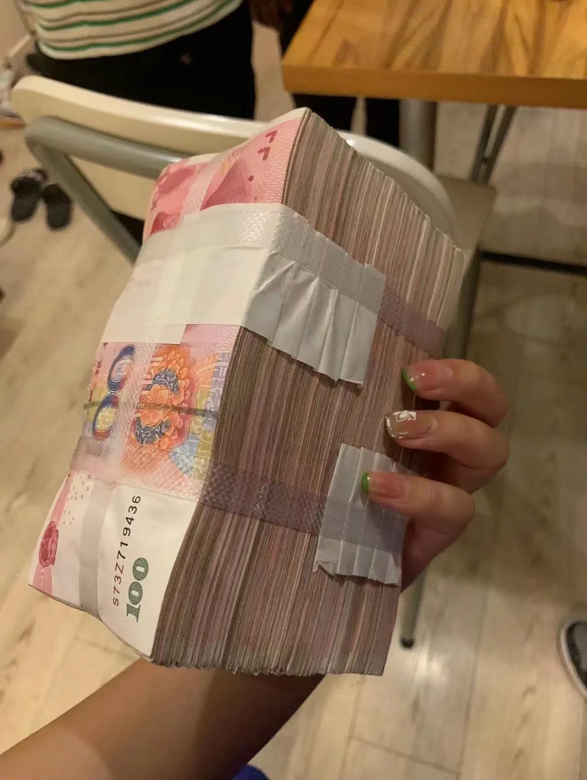 女儿考上了大学，我默默向父母借了10000元，但没想到我妈转身就把这件事告诉了弟