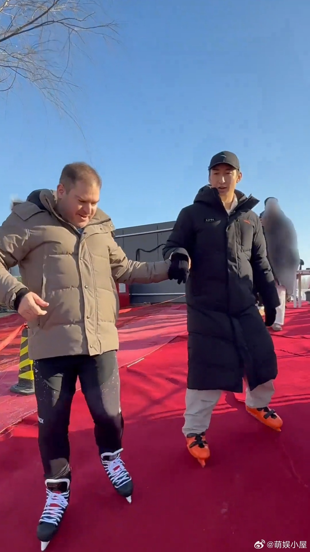 武大靖回应被大胖媳妇教滑冰 谁能想到教滑冰居然还有后续呢，认不出来没关系，但也抵