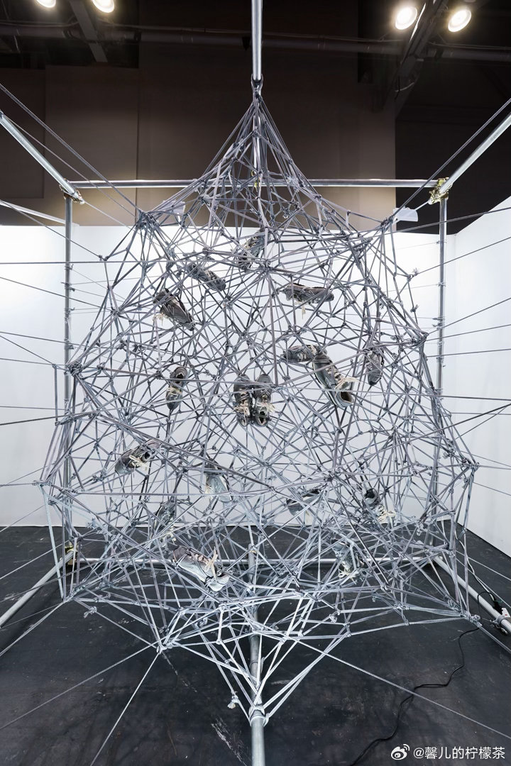 ComplexCon现场好物多到挑不过来，从街头潮牌到高端设计全覆盖，帮大家筛出