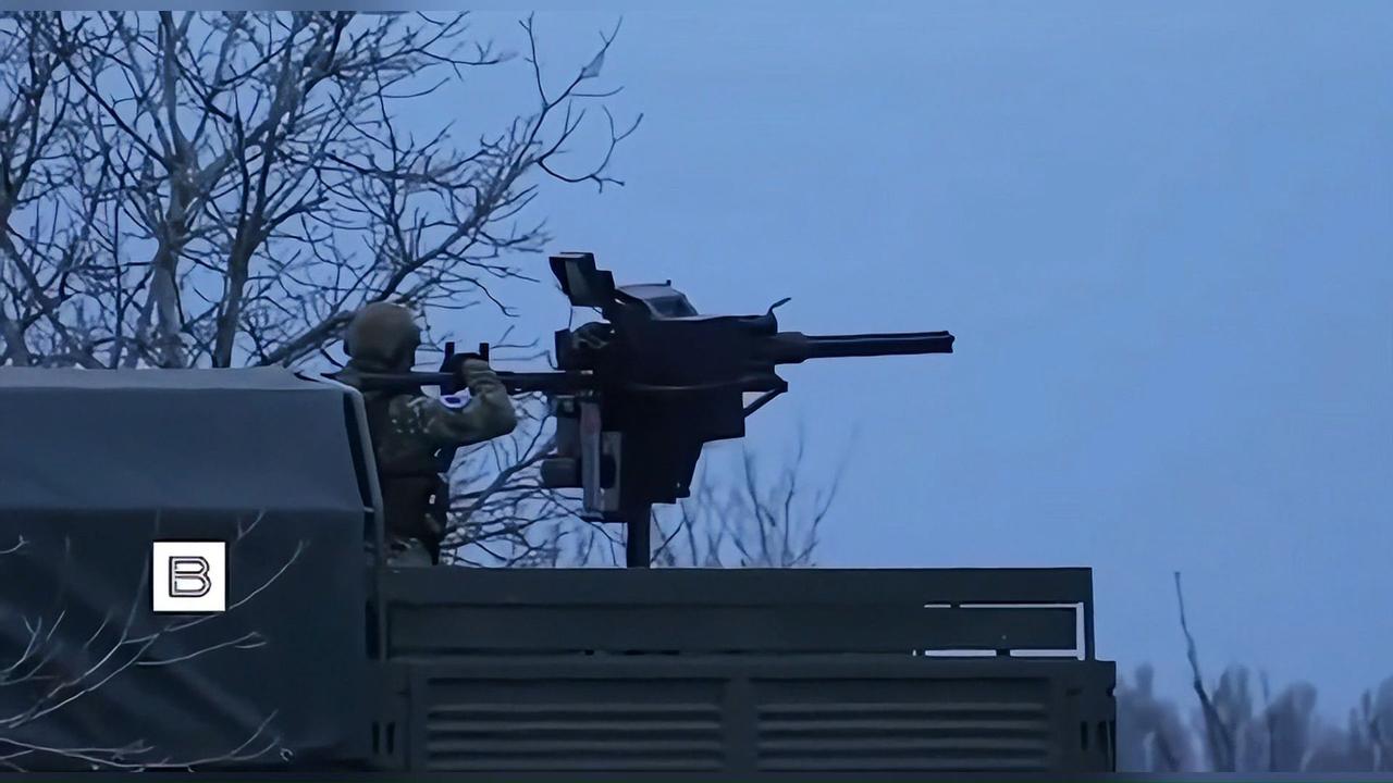 俄军从米24直升机拆下一架雅克B-12.7毫米机枪，新兵使用不当，竟然把自己甩飞