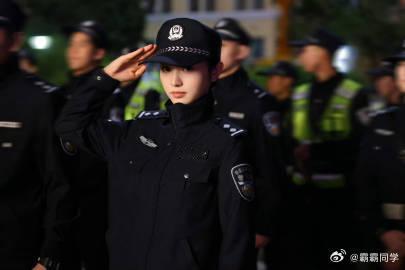 田曦薇戎装警服都控我田曦薇好正的警花味 田曦薇的高马尾搭配警服，展现出一种独特的