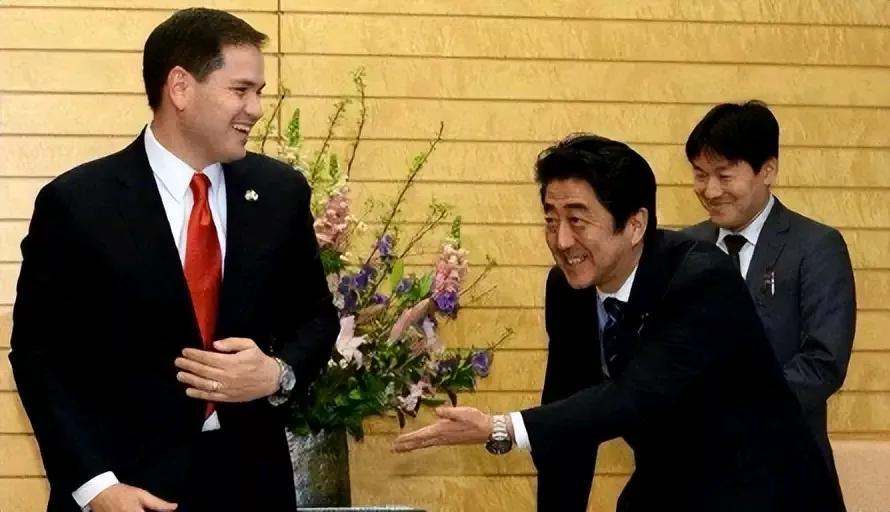 反美阵营怎么就一个接一个表现得如此怂呢，如今竟是西风压倒了东风。
