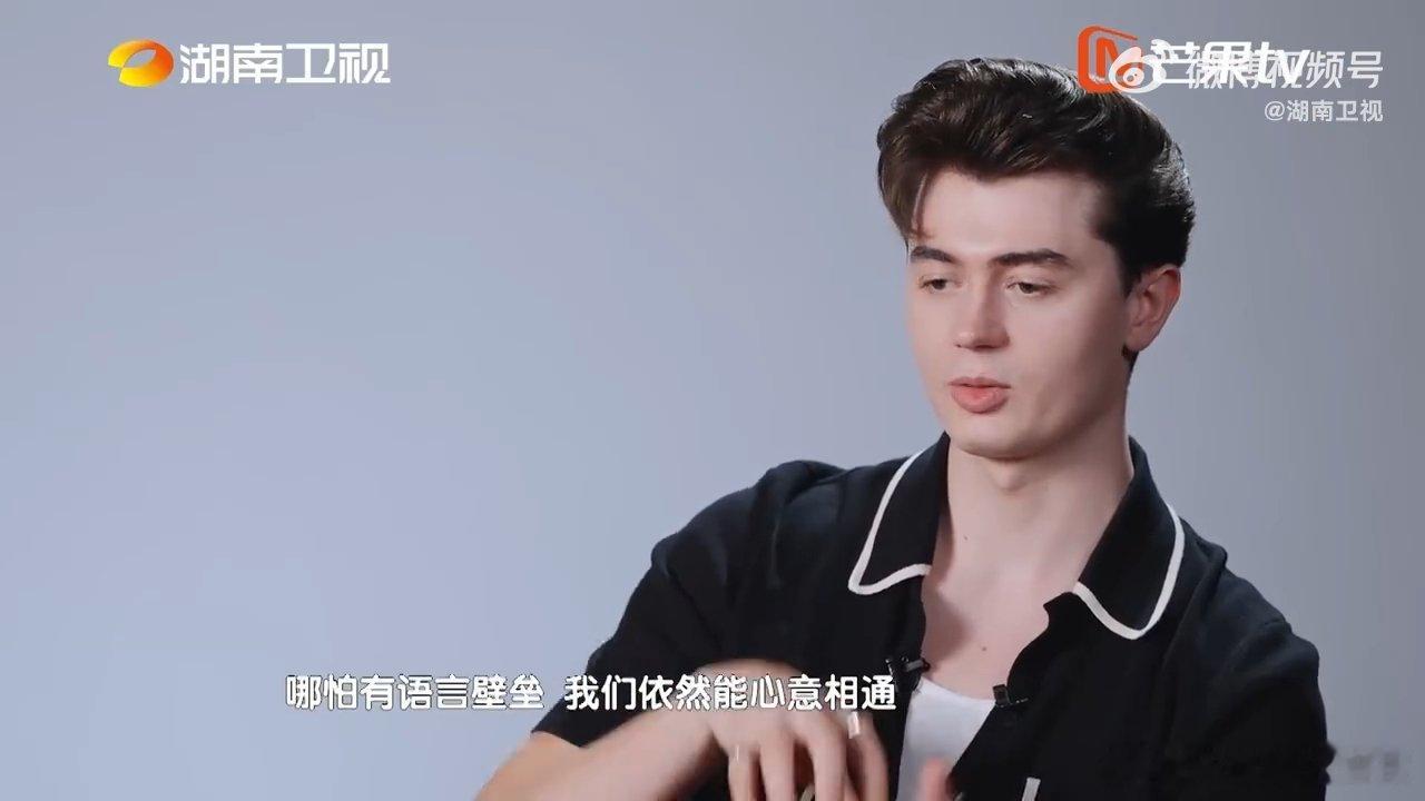 歌手2026高光舞台艾略特谈音乐的意义歌手2026站上歌手舞台不止竞技，艾略特想