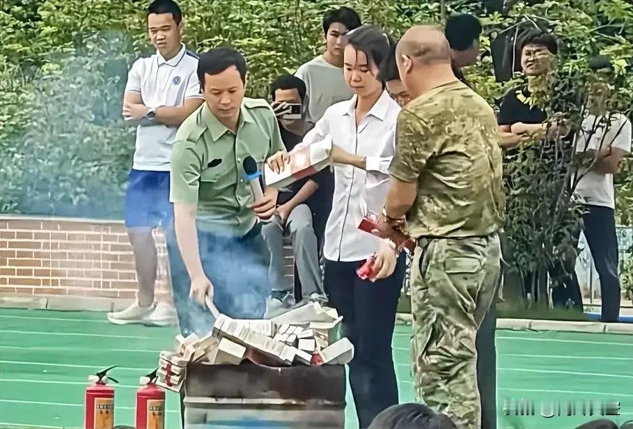 这学校火了！湖南，某学校为了给抽烟的学生起到警示作用，拿了一条条烟在操场上集中烧
