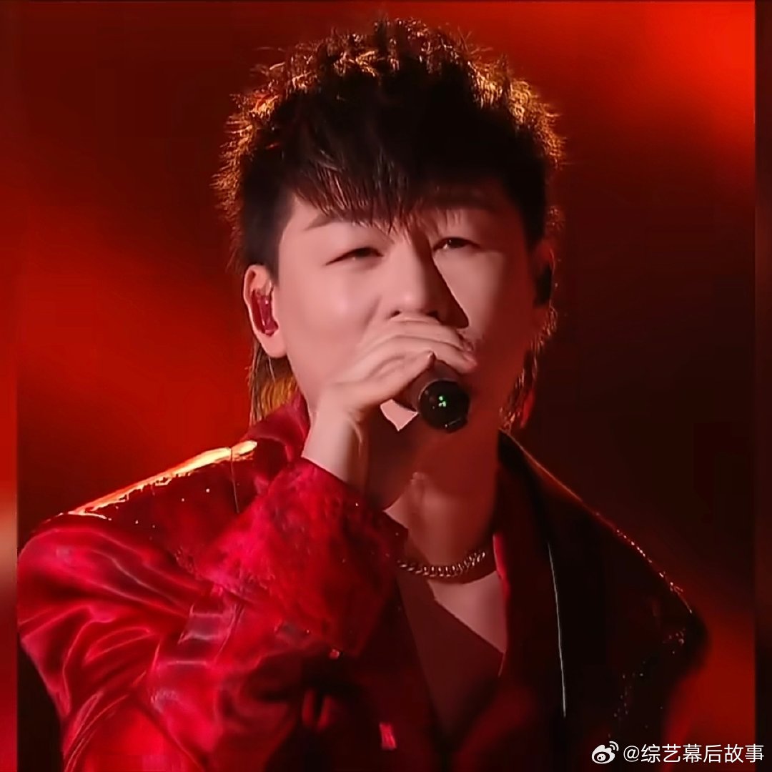胡彦斌编曲魔丸炸场歌手直播这首作品的编曲依旧延续了他一贯超高的水准，层次丰富又极